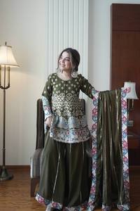 Elegante Conjunto Moderno de Top Chinnon y Pantalón Palazzo con Dupatta a Juego y Bordado de Lentejuelas para Bodas/Graduaciones - Product Image 3
