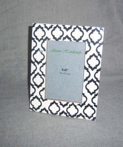 กรอบรูปทันสมัยลายเชฟรอนฝังกระดูกทำมือรักษ์โลกจาก ArtisanVibe พิมพ์ลายซิลค์สกรีนบนเรซิ่น ฐานไม้ MDF สำหรับตั้งโต๊ะตกแต่งบ้าน - Product Image 5