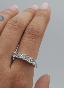 Anillo de Oro con 5 Diamantes Cultivados en Laboratorio de 1.50 CT |   Joyería nupcial apilable de lujo certificada por IGI para aniversario de bodas - Product Image 2