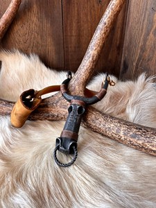 Slingshot artisanal en cuir avec cadre métallique et enveloppe en corde pour la chasse - Product Image 6