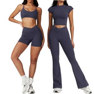 Nuevo conjunto de yoga personalizable para mujer, ropa de gimnasio de 2 piezas a la moda con estampado de logotipo frontal, color sólido, venta al por mayor de Pakistán - Product Image 1
