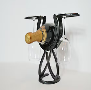 Support de table en métal rustique en forme de fer à cheval, pour une bouteille et deux verres à vin, disponible à prix de gros. - Product Image 1
