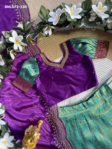 Proveedor de la India de conjuntos de lehenga, blusa y dupatta para niños, de excelente calidad, para festivales, de seda con diseño tejido en zari. - Product Image 4