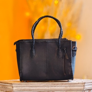 Sac fourre-tout pour femme en cuir véritable 100% avec motif damier noir et blanc et décorations florales sculptées - Product Image 4