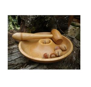 Bol décoratif en bois pour casse-noisettes avec marteau, idéal pour les cuisines domestiques, les collations festives et les tables à manger - Product Image 1