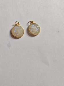 Collier pendentif rond en pierre de lune arc-en-ciel faite à la main, avec breloque en laiton plaqué or, fournisseur de bijoux en gros - Product Image 2