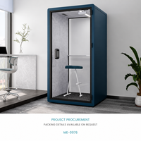 Cabine téléphonique de bureau moderne et compacte bleue avec porte en verre, étagère intérieure, tabouret blanc et espace de travail privé