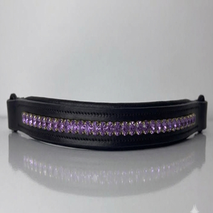 Diadema para caballo de cuero acolchado, curvada en forma de onda, con cadena de diamantes personalizada y cristales redondos morados incrustados. - Product Image 1