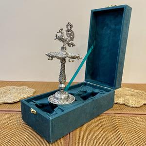 ARTESANÍA METÁLICA: PAJURO DE PLATA BAÑADA EN PLATA SAMAI / DIYA CON CAJA DE TERCIOPELO - Product Image 6