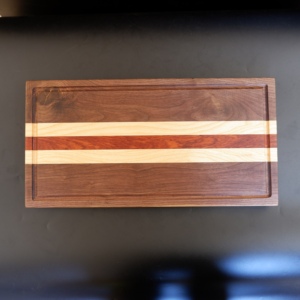 Planche à découper rectangulaire en bois avec motif rayé, surface antidérapante, fabriquée au Vietnam - Product Image 2