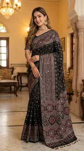 Sari imprimé Ajrakh Royal Kutch avec travail de miroir artisanal pour occasions festives - Product Image 2