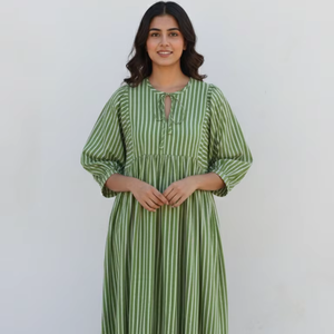 เดรสทรงเอลายดอกพิมพ์ลายด้วยมือ ผ้าฝ้าย 100% สไตล์โบโฮ มินิเดรสสำหรับฤดูร้อน ทรงปกติ ระบายอากาศได้ดี เอวธรรมชาติ สีลูกกวาด - Product Image 1