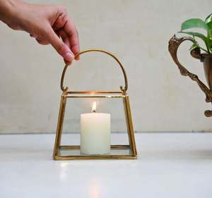 La linterna viene con una resistente asa metálica en la parte superior que no solo le permite transportarla fácilmente, sino que también aporta un toque clásico. - Product Image 4