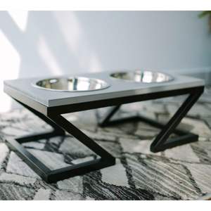 Alimentador de mascotas con marco de metal negro duradero, tapa de madera con cuencos dobles de acero inoxidable, personalización OEM y ODM disponible - Product Image 3