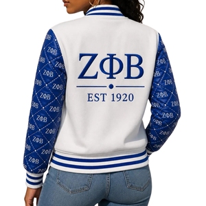 เสื้อแจ็คเก็ตวาร์ซิตี้ลายควิลท์แบบกำหนดเองของ Zeta Phi Beta |   เสื้อโค้ทบอมเบอร์ลายขนสัตว์สีขาวและสีน้ำเงินรอยัล แขนเสื้อลาย ZΦΒ สำหรับชมรมนักเรียนหญิง - Product Image 3