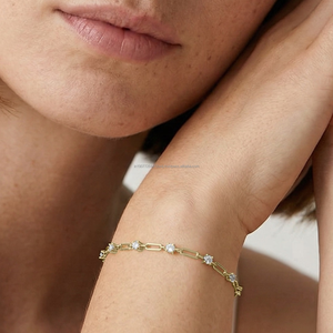 Bracelet minimaliste en or jaune 14 carats avec diamant de laboratoire de 0,23 carat taille brillant et chaîne trombone, cadeau idéal pour femme pour mariage ou soirée - Product Image 3