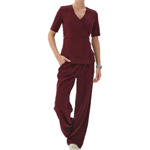 Ensemble de blouses médicales en polyester tissé bordeaux pour femmes, haut à col en V à manches courtes et pantalon assorti, uniformes d'hôpital - Product Image 1