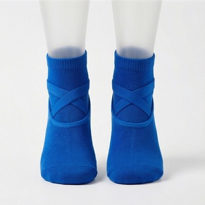 Chaussettes bleues à la cheville avec sangle croisée antidérapante pour hommes, usage sportif, chaussettes tricotées d'été - Product Image 1