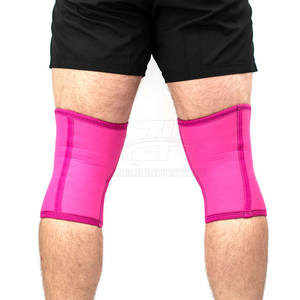 El diseño de soporte de agarre garantiza que las rodilleras se mantengan en su lugar mientras ofrecen compresión y libertad de movimiento. - Product Image 6