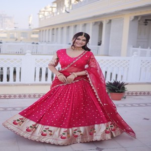 VASTRA COTTAGE Dola Lehenga Choli en soie avec broderie de sequins et motifs Meena, Lehenga entièrement cousu avec Dupatta - Product Image 4