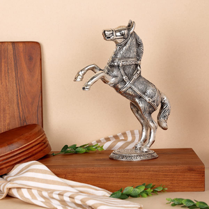 Figurine de cheval sauteur en aluminium avec boîte en bois, design équestre pour table, bureau, salon, collectionneurs et décoration de maison de luxe - Product Image 4