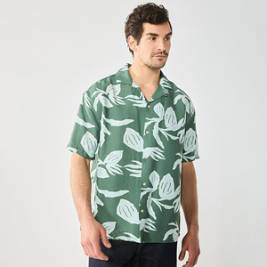 La camisa con cuello cubano para hombre ofrece un estilo relajado y llamativo: tu elección ideal para conseguir energía instantánea en verano. Proveedor al por mayor. - Product Image 1