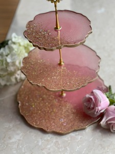 Soporte de Pastel de Resina Rosa de Tres Niveles con Detalles de Brillo Dorado, Exhibidor de Postres de Lujo para Decoración de Fiestas y Recepción de Invitados en el Hogar - Product Image 2