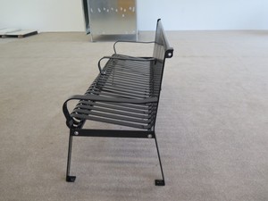 Global Industrial 6 Ft. <span class=keywords><strong>Banc</strong></span> de parc portable robuste pour l'extérieur avec dossier, lattes verticales en acier, finition peinture poudrée noire - Product Image 1