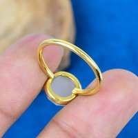 手工制作白色蒙娜丽莎石英圆形宝石戒指 18k 金微米级 295 纯银戒指