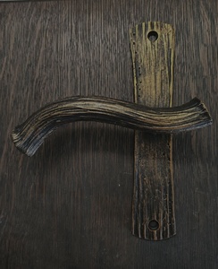 Poignée de portail en fer forgé résistante à la rouille, finition imitation bois, style traditionnel ; accessoire de clôture durable et facile à installer. - Product Image 4