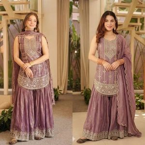 Conjunto de traje Sharara de seda pesada de diseñador con bordado de lentejuelas de 5 mm y dupatta bordada a juego, listo para usar - Product Image 3