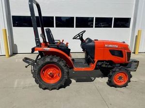 Tractor cortacésped Kubota B2320 usado con cuidado pero en buen estado, en venta a precios con descuento. - Product Image 2