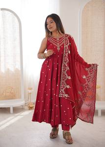 Vestido Anarkali de seda romana de diseñador con gran vuelo y adornos de lentejuelas – Conjunto étnico para fiesta - Product Image 2