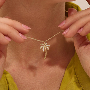 Collier pendentif de luxe en or jaune avec diamant de laboratoire taille brillant rond motif palmier - Product Image 6
