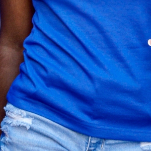 T-shirt en chenille bleu fin avec bordure contrastante pour femme, style sororité, brodé, décontracté, doux et de qualité supérieure - Product Image 4