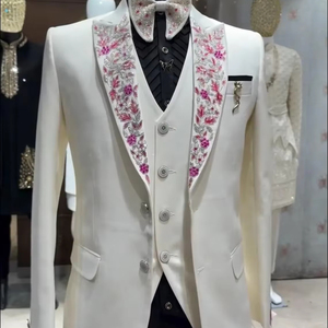 Costume de smoking blanc pour homme avec revers brodé de fleurs – Blazer de mariage avec gilet et nœud papillon - Product Image 1