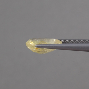 พลอยแซฟไฟร์สีเหลืองธรรมชาติทรงรีขนาด 12x9 มม. น้ำหนัก 5.02 กะรัต ได้รับการรับรองจาก IGI สำหรับทำเครื่องประดับ  ขัดเงา/เคลือบน้ำมัน 100% จากธรรมชาติ - Product Image 2