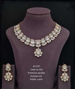 Ensemble collier et boucles d'oreilles Kundan de qualité supérieure 11197, plaqué or, design floral pour femmes, pour mariage et fêtes - Product Image 1