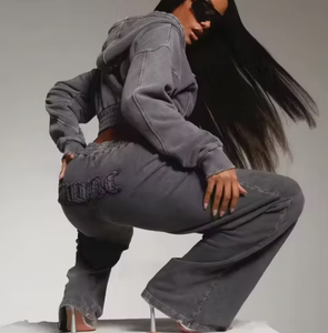 Ensemble survêtement streetwear pour femme, coupe courte, effet délavé, avec sweat à capuche zippé et pantalon de survêtement, personnalisable avec logo - Product Image 6
