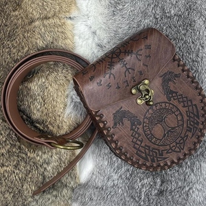 Cinturón Vikingo de Cuero Genuino Hecho a Mano con Bolsa, Cinturón de Cuero con Grabado Celta Medieval, Accesorio para Disfraces LARP - Product Image 1