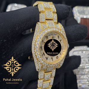 นาฬิกาข้อมือผู้หญิง Pahal Jewels หรูหรา ตัวเรือนสแตนเลสสตีลสีทอง ประดับเพชร หน้าปัดแซฟไฟร์ทรงกลมขนาด 40 มม. สายแบบพับได้ - Product Image 2