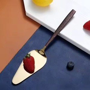 Collection élégante de service de gâteaux, accessoires de dessert en métal de luxe pour une hospitalité raffinée - Product Image 3