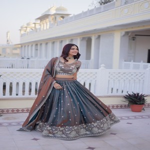 Ensemble Lehenga Choli en Soie VASTRA COTTAGE avec Broderie de Paillettes et Fil, Jupe Ample, Blouse Non Cousue, Tenue de Mariage et de Fête de Créateur - Product Image 6