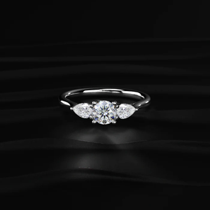 Bague en diamant de laboratoire rond avec pierres latérales en forme de poire, bague simple en diamant, bague scintillante, spéciale pour femmes à prix abordable - Product Image 1