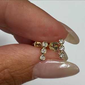 Pendientes de barra vertical recta de oro de 14k y 18k con diamantes cultivados en laboratorio, pequeños, minimalistas, con engaste de triple bisel, mini, con cierre a presión, del fabricante. - Product Image 6