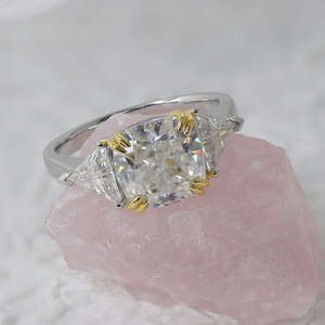 Anillo de compromiso y boda de tres piedras con moissanita de corte cojín de 4 quilates, bicolor, de plata de ley 925, moderno, para fiesta, regalo de aniversario para mujer - Product Image 5