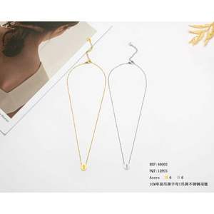 Collana con Ciondolo Lettera I in Acciaio Inossidabile Placcato Oro, Minimalista Unisex per Uso Quotidiano - Product Image 3