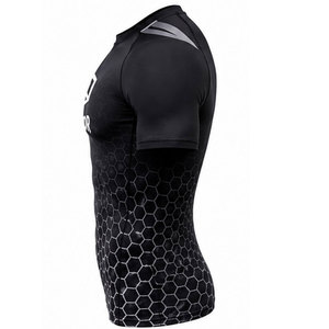 Camiseta de compresión cómoda de manga larga con tela que absorbe el sudor, que ayuda a los atletas a mantenerse concentrados y energizados. - Product Image 3