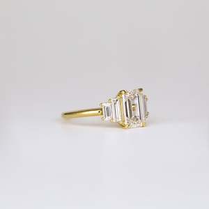 แหวนหมั้นเพชรสามเม็ดทรงเหลี่ยมมรกต VVS ทองคำแท้ 14k เพชรเพาะเลี้ยงในห้องปฏิบัติการ เครื่องประดับชั้นดีสำหรับงานปาร์ตี้ แหวนเพชร CVD HPHT สุดหรู - Product Image 6