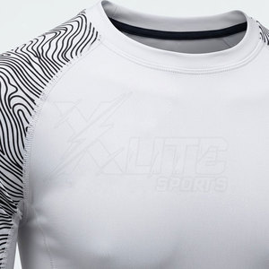 T-shirt de compression athlétique pour homme, manches courtes, coupe ajustée, respirant, séchage rapide, idéal pour la gym, l'entraînement, la course à pied et les activités sportives. - Product Image 4